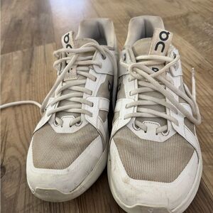 On cloud court shoes “The Roger”